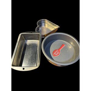 3-Piece Bakeware Set: Heart Round & Loaf Cake Pan. 2 tins 1 plastic . Baking